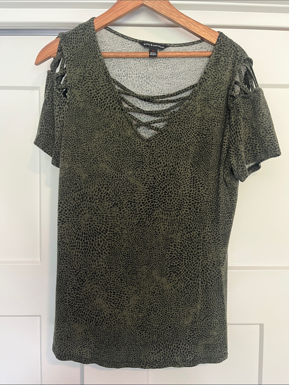 Rock & Republic Olive Green Textured V-Neck Cold-Shoulder Top